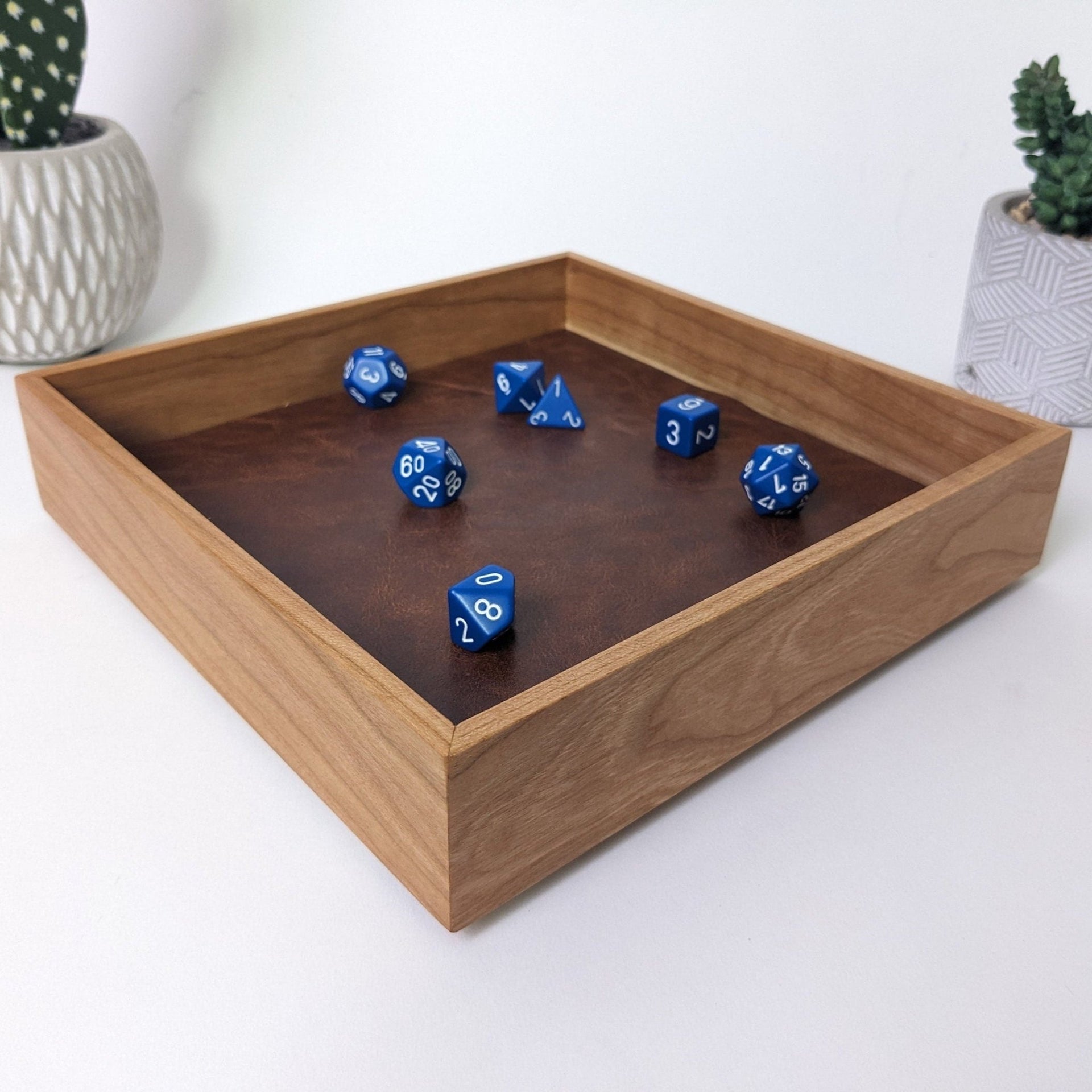Dados de madera con bandeja con incrustaciones de latón, diseño bonito y de la m
